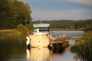 Suecia - Barco sin licencia de Delphia amarrado a un pontón fijo en el Göta Kanal en Suecia